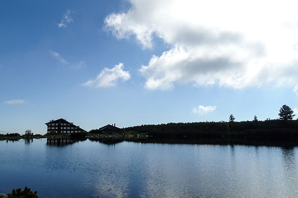 Хижа Безбог с едноименното езеро
