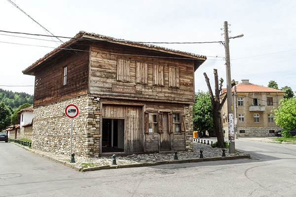 Сливен - родната къща на Хаджи Димитър с грозен пътен знак